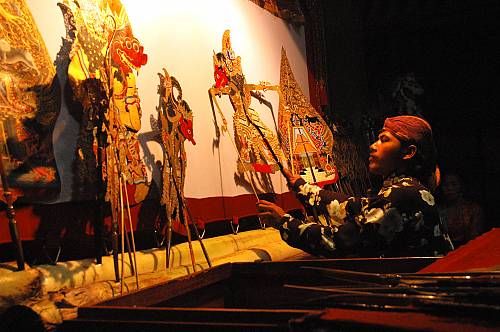 Kesenian Wayang Kulit Purwa di Surakarta: Filosofi Kehidupan dalam Bayangan